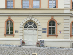 Před hudební školou