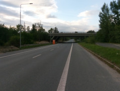Příjezd k dálničnímu mostu