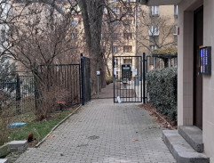 Před Hodrovým bydlištěm