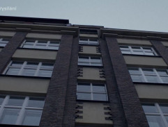 StB na střeše domu