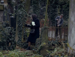 Babička na hřbitově