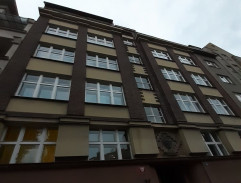 StB na střeše domu