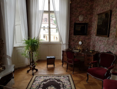 U vitríny se šperky