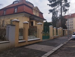 Před bydlištěm Láníkových