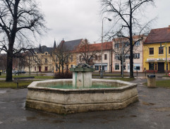 Náměstí s kašnou