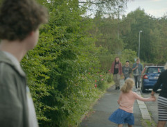 Před domem s varnou