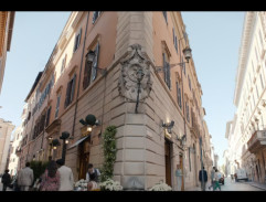 Luc čeká na přítelkyni