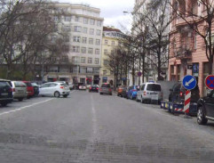 V houkajícím autě