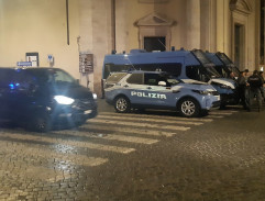 Tom předstírá, že je slepý