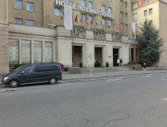 Před hotelem