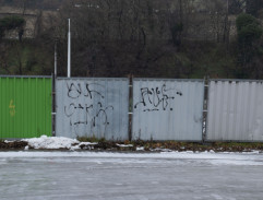 v aute na parkovisku