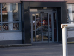 parkovisko pred obchodom