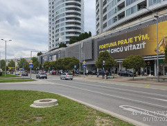 pred domom Kataríny Hraškovej