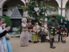 Na zámeckém nádvoří