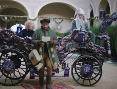 Na zámeckém nádvoří II