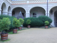 Na zámeckém nádvoří