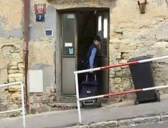 Jarda vchází do domu kartářky