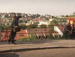 Jarda se snaží chytit odlétávající dopis