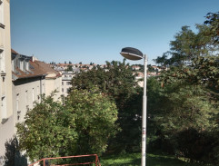 Jarda se snaží chytit odlétávající dopis