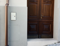 Jarda vchází do domu kartářky