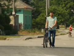 Miloš kráča dedinou