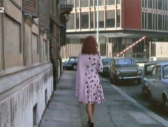 Na chodníku u domu Anny Chino 