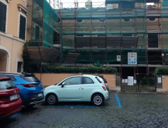 Před Charlieho domem