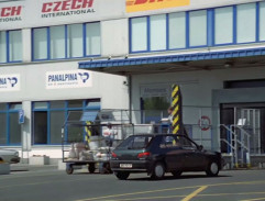 Vchod do letiskového skladu