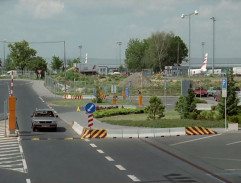 Závora u letiště