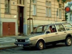 Před domem rodičů