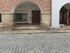 Před domem v Domažlicích