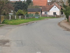 Před domem Holcových