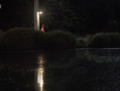 Andrea Lencová u rybníka