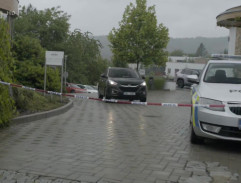 Policie před hotelem