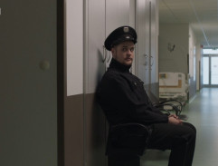 Na nemocniční chodbě