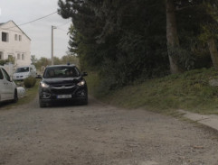 Příjezd k domu Karla Chramosty