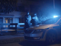 Před bydlištěm MUDr. Sokolové