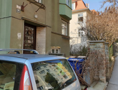 Před bydlištěm Vocílkových II