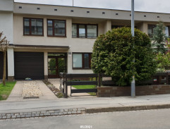 Před bydlištěm MUDr. Sokolové