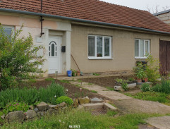 Před domem Hlaváčových