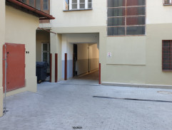 Dvorek před ateliérem