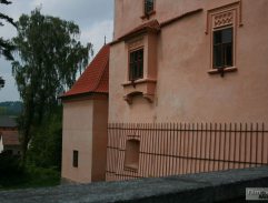 pri vchode na kliniku