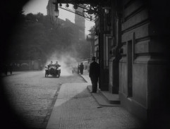 Před hotelem Victoria