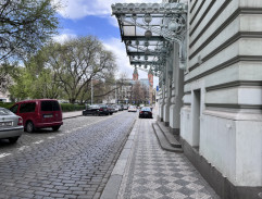 Před hotelem Victoria