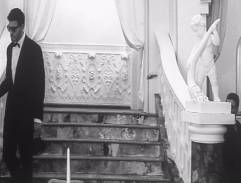 Na schodech v hotelu Savoy