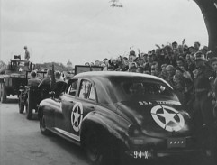 Vůz s generálem G.S.Pattonem odjíždí z letiště