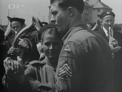 Sověti a děvčata ze Strakonic tancují