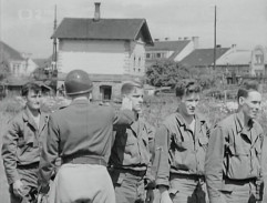 Generál zdraví vojáky