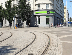 Před kavárnou Bellevue