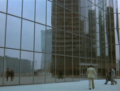 Před kancelářskou budovou